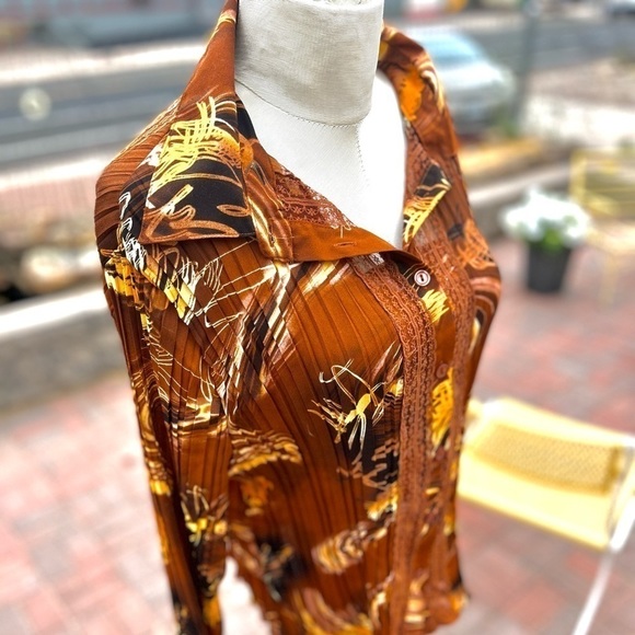 JENNIFER LLOYD PLEATED TUXEDO STYLE BUTTON DOWN SHIRT WITH LACE EMBELLISHMENTS - Picture 3 of 9